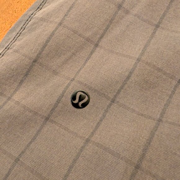 Lulu Lemon Mens Shorts Size 34 - Picture 3 of 4